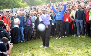 Tiger Woods rate sa balle, mais pas le photographe