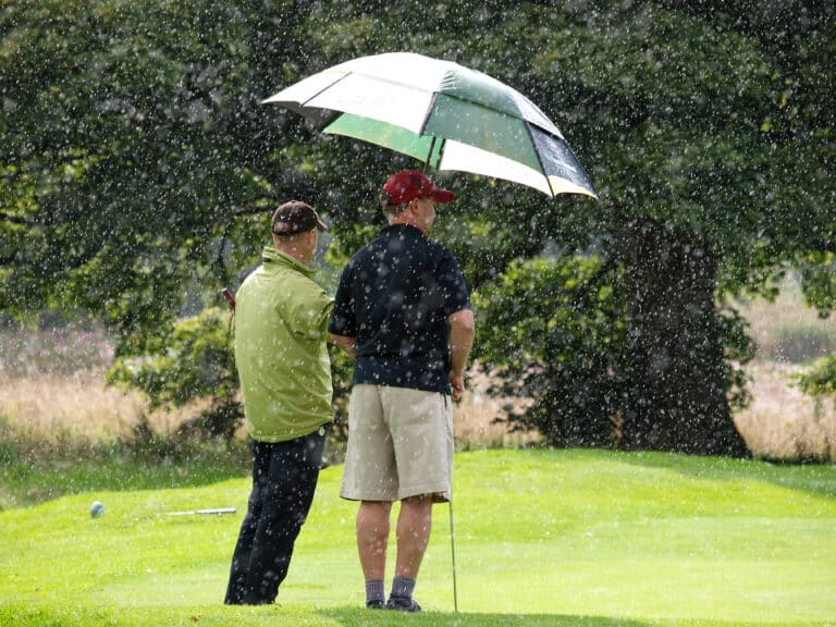 jouer au golf sous la pluie