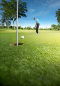 Lisez bien le grain pour réussir un putt en montée