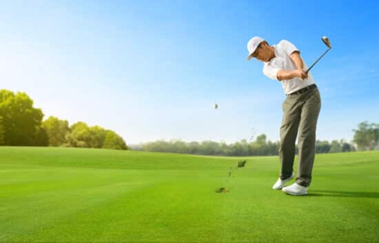 Swing de golf prenant un divot sur son point bas